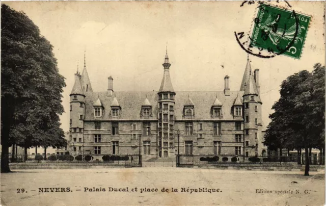 CPA NEVERS - Palais Ducal et place de la Republique (355631)