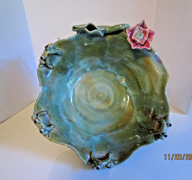 Vintage Glazed Majolica Style Art Pottery 4 Leg 8 in Bowl 4 Frogs & Flower Nice!