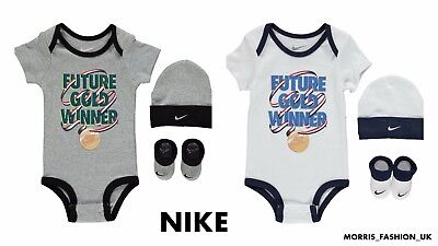 Nike FUTURA Logo Oro Bambini Set 3 Pezzi-Cappello-Scarpine Body Neonato Set 3-12m
