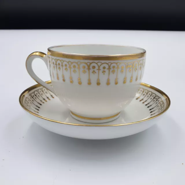 ANCIENNE TASSE ET SOUCOUPE EN PORCELAINE DE PARIS DECOR BLANC ET OR FIN XIXe