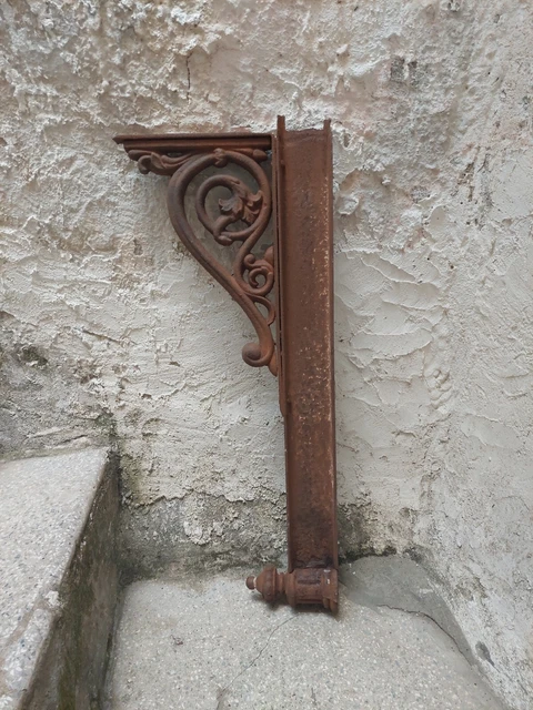 Antico sostegno per balcone in ferro battuto