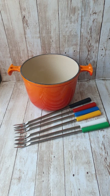 Olla de fondue vintage de hierro fundido Le Creuset color naranja puesta de sol con tenedores