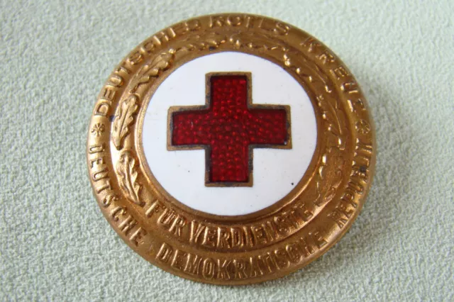 DDR Ehren Abzeichen - DRK - Deutsches Rotes Kreuz - in Gold - Nummer 8632