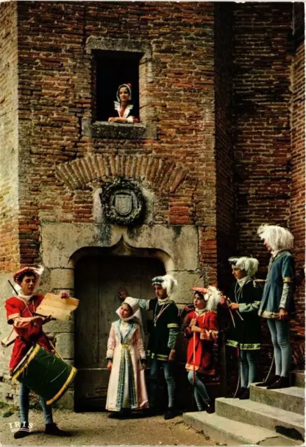 CPM Le groupe medieval devant la Tour de Loys de Valtan FOLKLORE (753736)