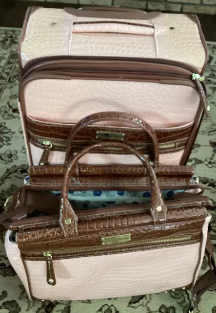 👜Samantha Brown Croco-Embossed RARE PINK/BROWN LUGGAGE SET TRAVEL NIB TAGS🩰