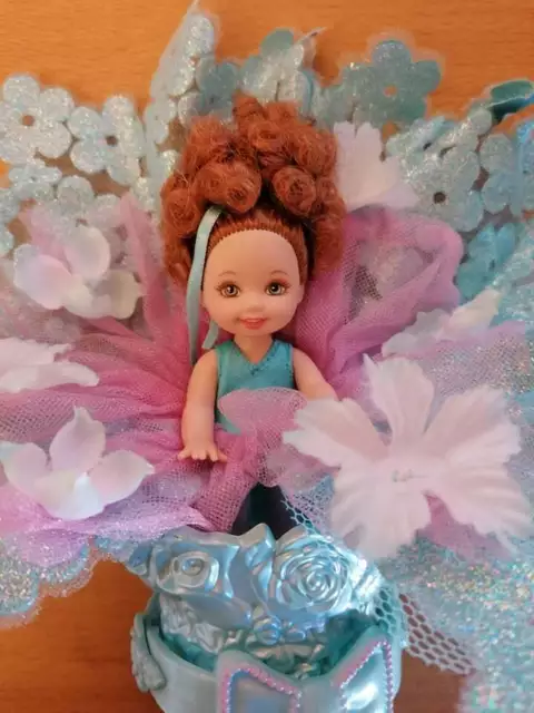 POUP E KELLY 2006 K8574 fleur fille bouquet Barbie cheveux rouges