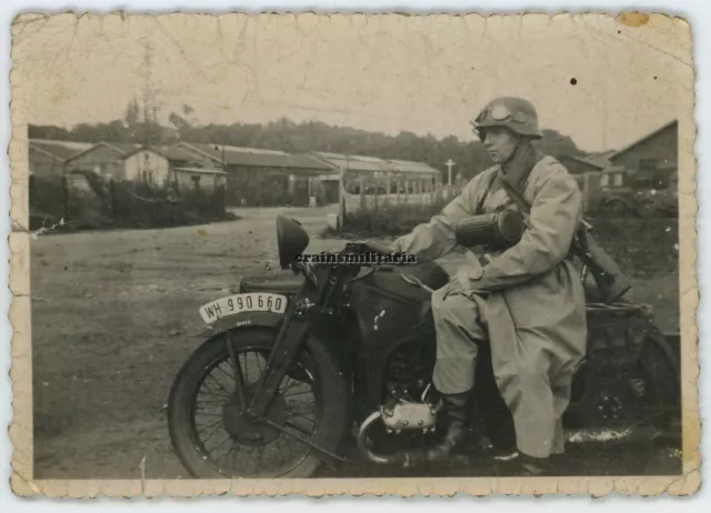 Orig. Foto Heer Kradmelder m. BMW Motorrad Mantel in ROUEN Seine Frankreich 1942