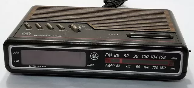 Vintage GE Alarm Clock Radio Digital AM/FM Model 7-4612A Brown Woodgrain Works