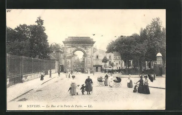 CPA Nevers, La Rue et la Porte de Paris