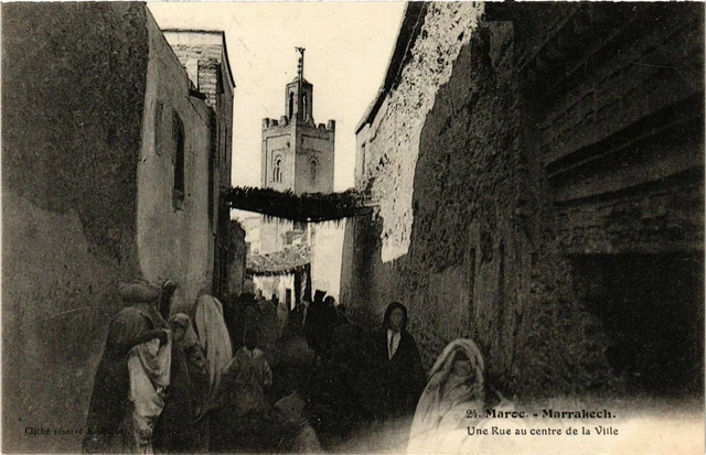 CPA AK Marrakech - Une Rue au Centre de la Ville MAROC (963610)