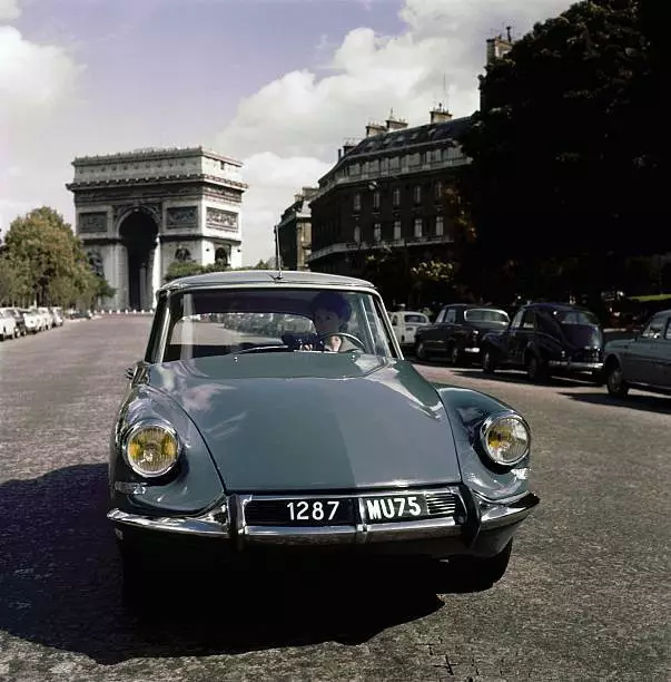 Citroen DS car in front of the Arc de Triomphe in Paris 1960 OLD PHOTO