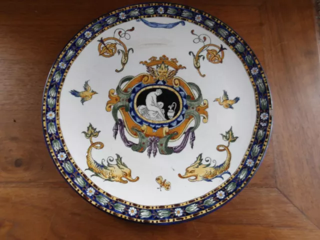 Plat à talon assiette en Faïence de Gien, Décor Renaissance Diane au bain, XIX .