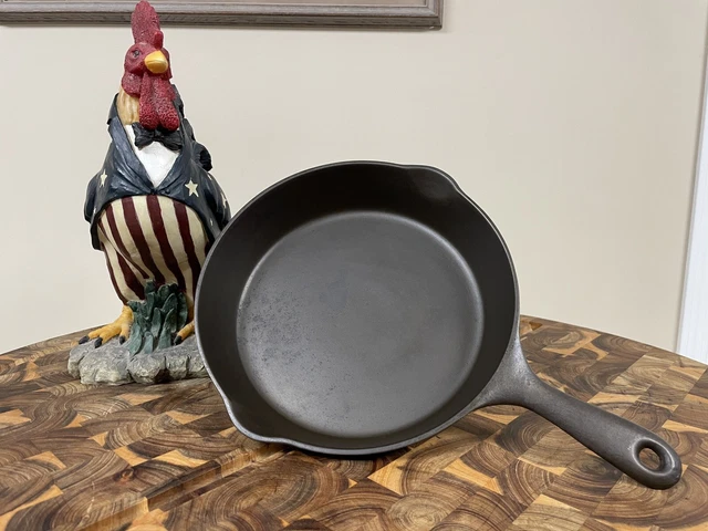 Unmarked Wagner 9-1/2" Cast Iron Skillet, Single Round Hole Handle Style 30/40's