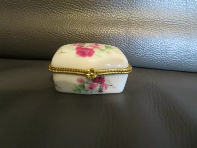 boite à pilule en porcelaine
