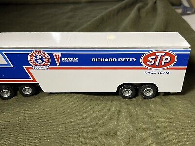 Richard Petty STP Pontiac Race Hauler '92 Winross Truck.  In Excellent Condition 2