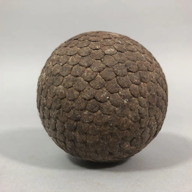 ancienne boule Lyonnaise cloutée , chiffrée 4 monogramme C n