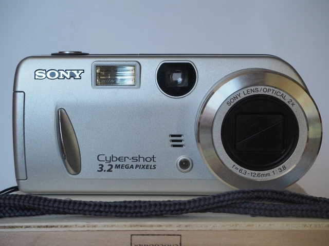 Cámara digital con sensor CCD Sony Cyber-shot DSC-P52 3,2 MP 41-82 mm equivalente a f3,8