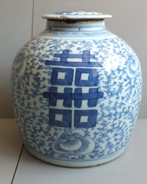 Ancien Et Grand Pot Couvert Chinois En Faience Avec Marque De Bonheur - Chine
