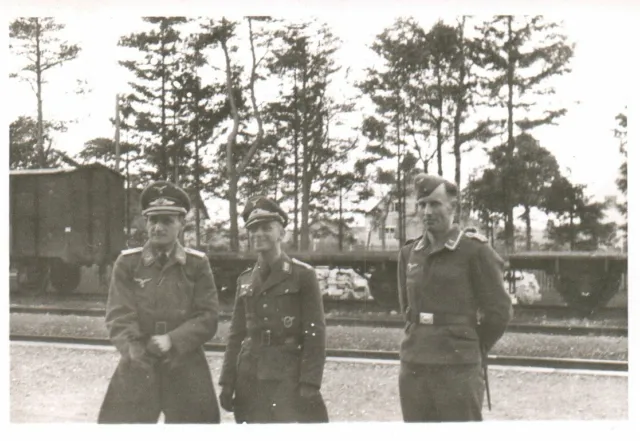 Foto, Wk2, Leutnant Oschowka am Bahnhof (N)21019