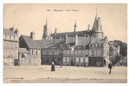 Cpa 58 Nevers La Place Carnot