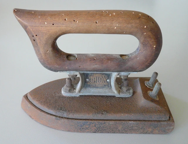 Petit Fer à Repasser électrique Vintage – Voyageur Plat – Années 50