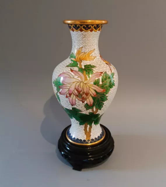 Vase chinois a décor de fleurs en laiton cloisonné émaillé