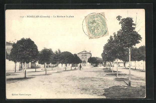 CPA Noaillan, vue partielle, La Mairie et la place avec Mann auf vélo