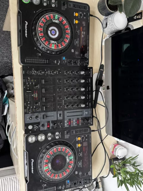 2X Pioneer CDJ-1000MK2 Turntable DJ Equipment With Behringer Djx 750 Mixer