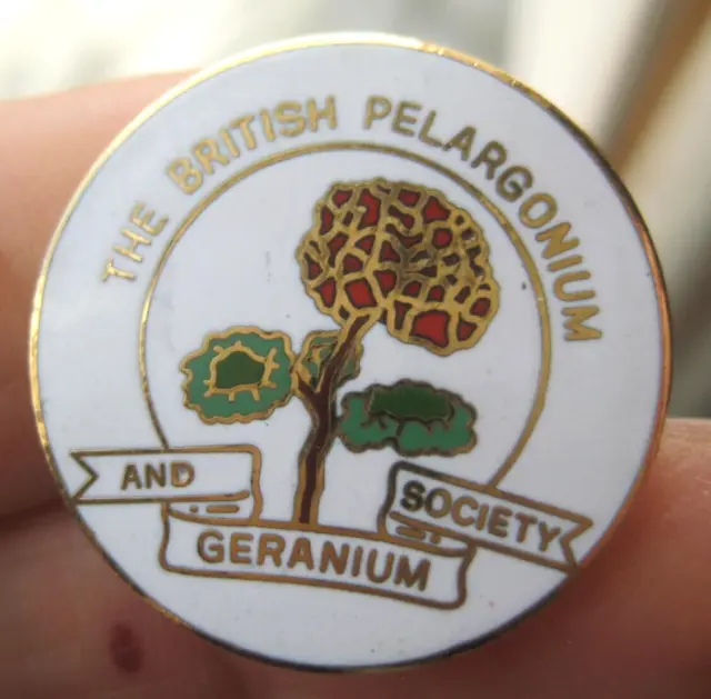 THE BRITISH PELARGONIUM |& GERANIUM SOCIETY vintg metal enamel members pin BADGE