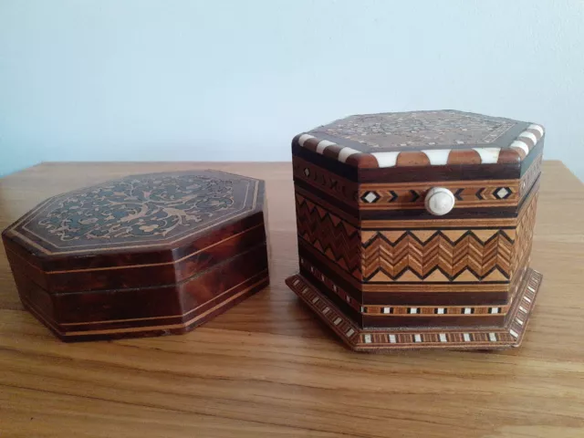 Pair of inlaid vintage wooden trinket boxes. In very good all round condition.