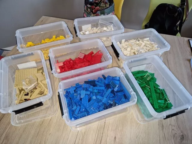 Raccolta pietre Lego in scatole di smistamento - kiloware