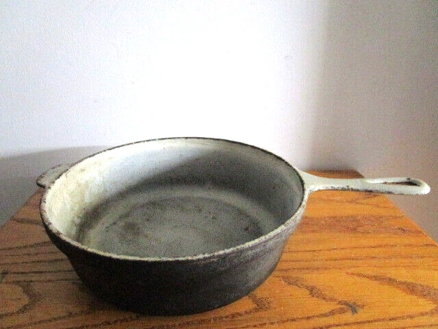 1930s Lodge Cast Iron SCALLOPED BOTTOM Crescent Moon 9 1/4 inch Skillet