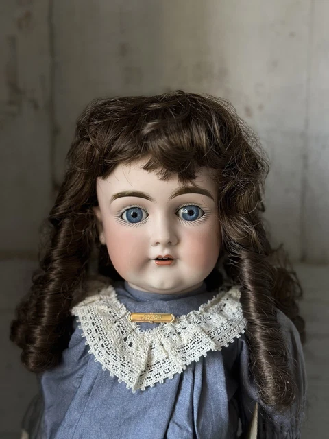 PERRUQUE chatain clair de poupée cheveux naturels - 20.5 cm - Doll wig PERRUQUE chatain clair de poupée cheveux naturels - 20.5 cm - Doll wig