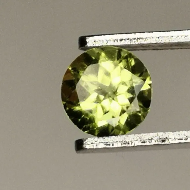 Péridot naturel d'Afrique - VS -  Rond 0.52 Carat - 5.1 x 3.2  mm