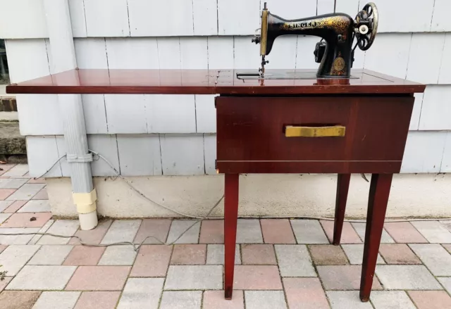 1912 SINGER Sewing Machine in Cabinet - Working with Light