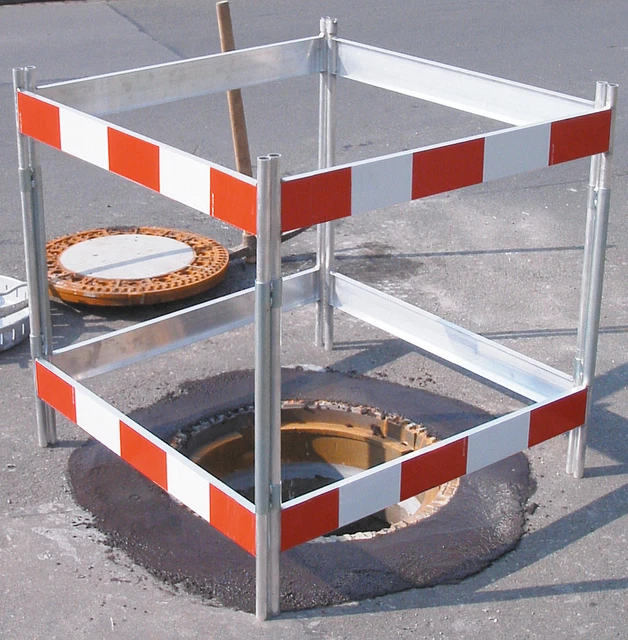 Alu-Schachtschutzgitter-12-x-12-m-Schachtabsperrung-Absperrgitter-Kanal.webp