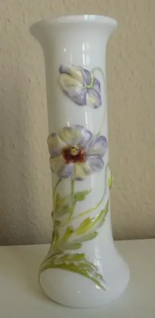 Historische Jugendstil Milchglas Vase mit Blumen Relief bemalt um 1900