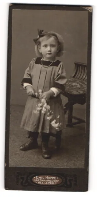 Fotografie Emil Hoppe, Hartmannsdorf, Portrait kleines Mädchen im hübschen Klei