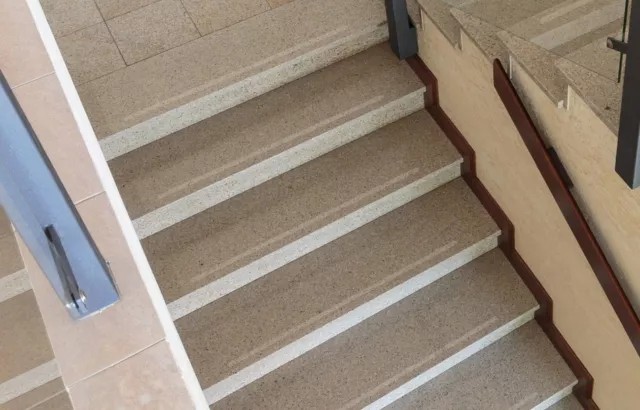 Antirutsch Streifen Treppe fein gekörnt besandet 3cm Rutsch Schutz Stufenmatte