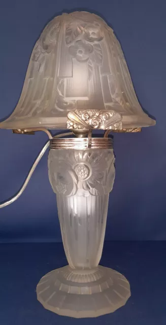 Lampe Art Déco En Verre Moulé Pressé 1930 signé OLLIER verreries des Hanots