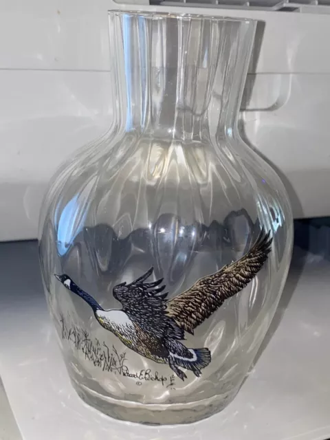 Richard e Bishop Signed Canadian Goose Geese Glass Vase Bedside Pitcher 5 3/4"