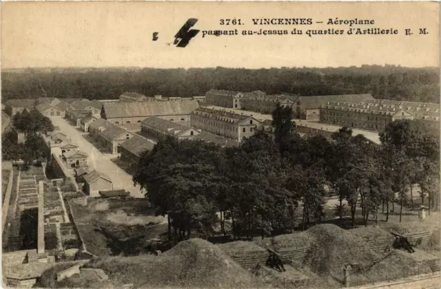 CPA AK VINCENNES Aéroplane passant au-dessus du Quartier d'Artillerie (672247)