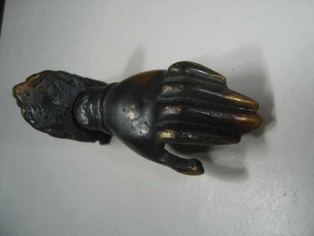 heurtoir de porte en bronze,main de femme ,très belle patine