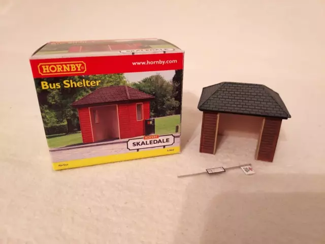 Hornby Skaledale - R9800 Bus Shelter with Bus Stop Sign.