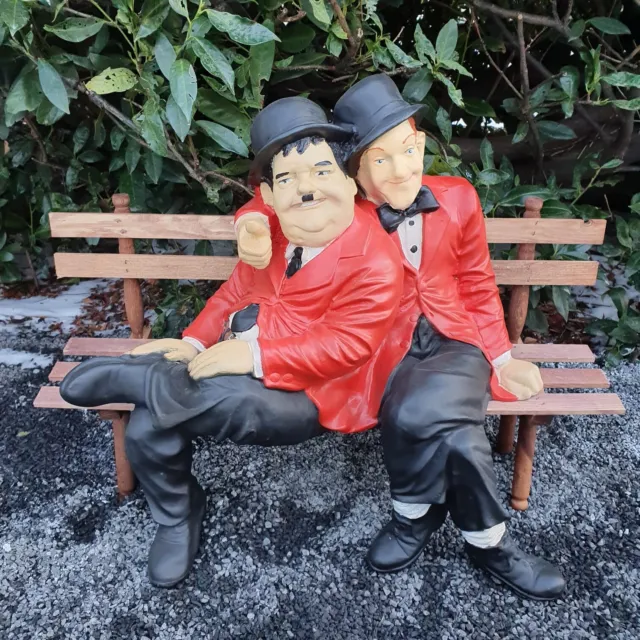 Gartenfigur Stan Laurel und Oliver Hardy Dick und Doof Figur auf einer Bank rot