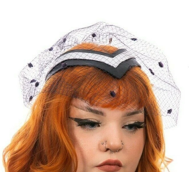 Cappellino teschio vintage bianco e nero con velo pompom tulle blu navy di Della