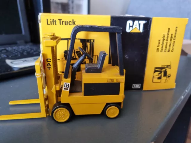 NZG 1/50  Caterpillar Lift Truck  Chariot Élévateur  225 En Boite