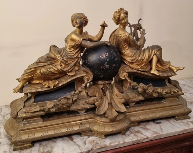 Guarnición de un reloj sobremesa y dos candelabros bronce fundido 