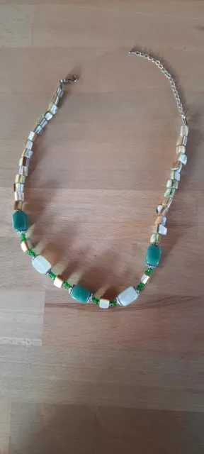 Halskette Modeschmuck mit verschiedenen Steinen