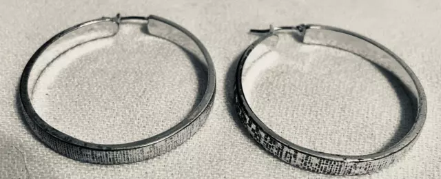 Signed Lc Lauren Conrad Etched Hoop Earrings Silver Look Metal Hinge Back Close